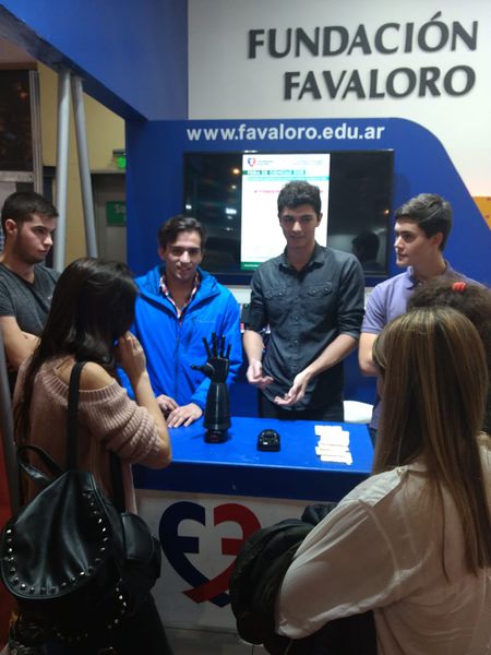 Archivo:Mano Mioelectrica Feria del Libro.jpeg