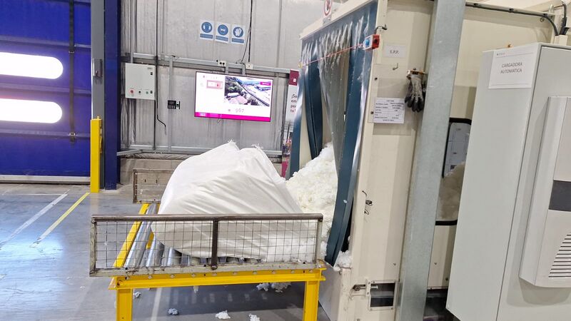 Archivo:CARGADORA 1.jpg